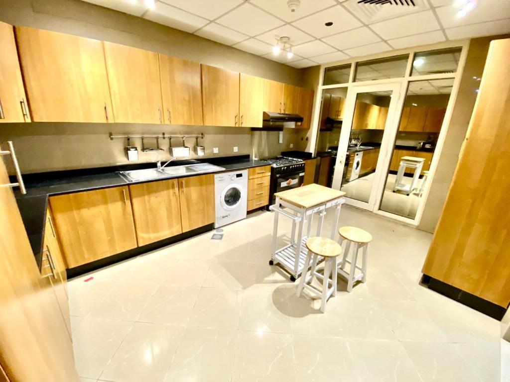 Small Budget Rooms For 'Girls' Only In Dubai, Marina Eksteriør bilde